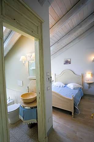 Deluxe Double Room (2 Adults + 1 Child)