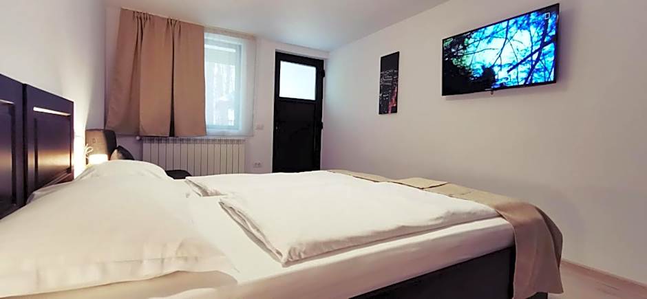 Complex Parc Pini Moinesti