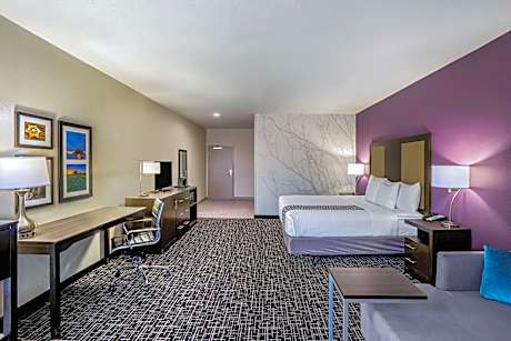 1 King Bed, Deluxe Mobility Accessible Room, Bathtub w/ Grab Bars, Non-Smoking