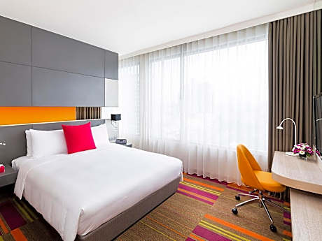 Deluxe room with 1 queen bed, high floor