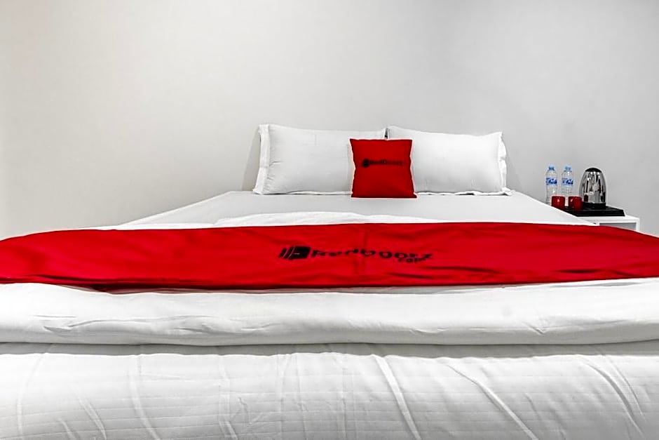 RedDoorz Plus @ Gunungsari Surabaya