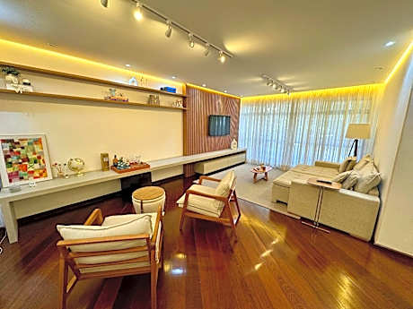 Apartamento no centro com varanda e vaga de garagem