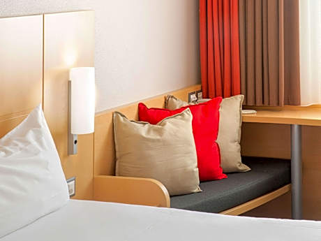 Room with 1 double bed (63 x 79 inches [160 x 200 cm]) with new bedding