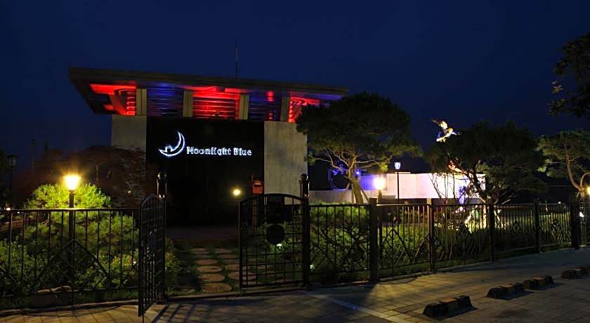 Moonlight Blue Pension