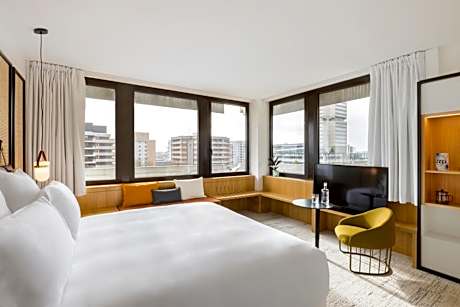 Corner Deluxe King Room