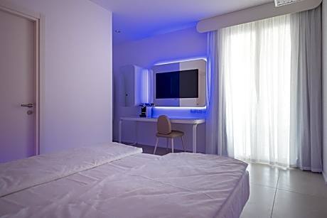 Superior King Room with Jacuzzi and Side Sea View