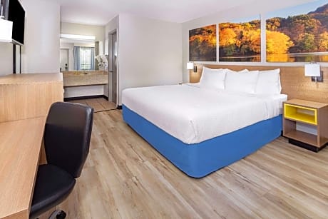 1 King Bed Non-Smoking