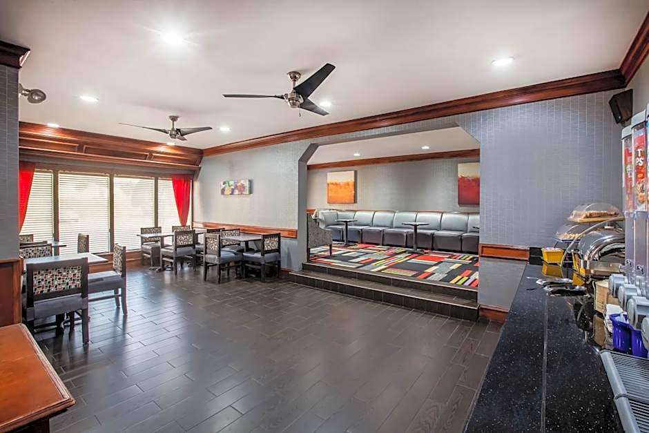 Days Inn & Suites by Wyndham Tyler
