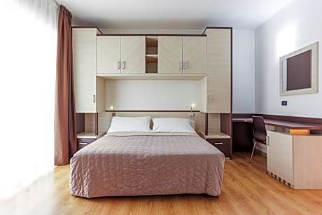 Single Room with Balcony and Side Sea View