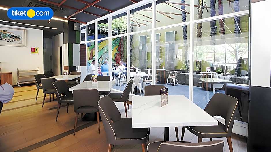 MaxOneHotels.com@Dharmahusada - Surabaya