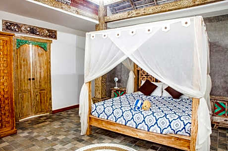 Apartment with Pool View