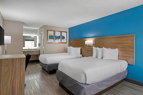 2 Double Beds Smoking Room Microwave And Refrigerator Full Breakfast