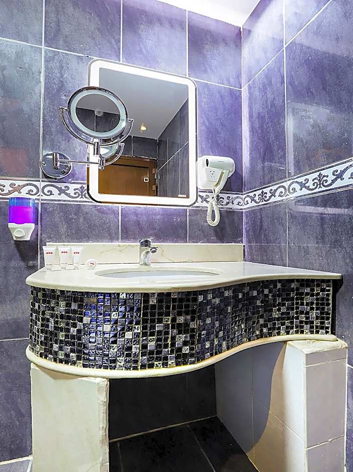 OYO 338 Transworld Hotel