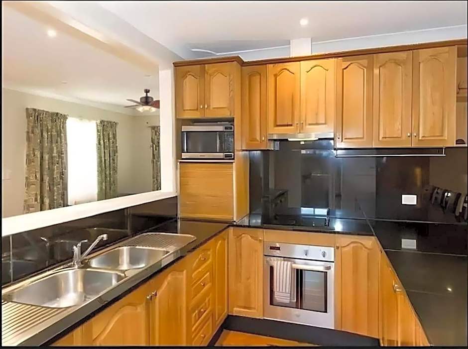 Cheerful 4 Bedrooms With Free Parking