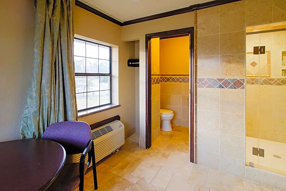 OYO Pinewood Inn & Suites Silsbee