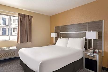 1 Queen Bed Non-Smoking Microwave And Refrigerator Wi-Fi Continental Breakfast