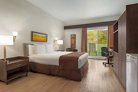 1 Queen Bed Pool Side Non-Smoking