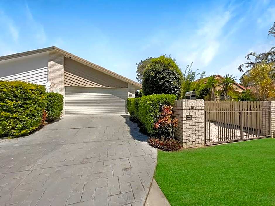 Spacious Holiday Unit on Canal at Banksia Beach