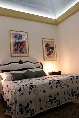 Large Double Room with Shared Bathroom