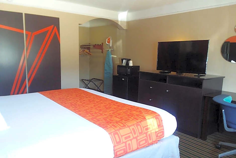 Howard Johnson by Wyndham Historic Lake Charles