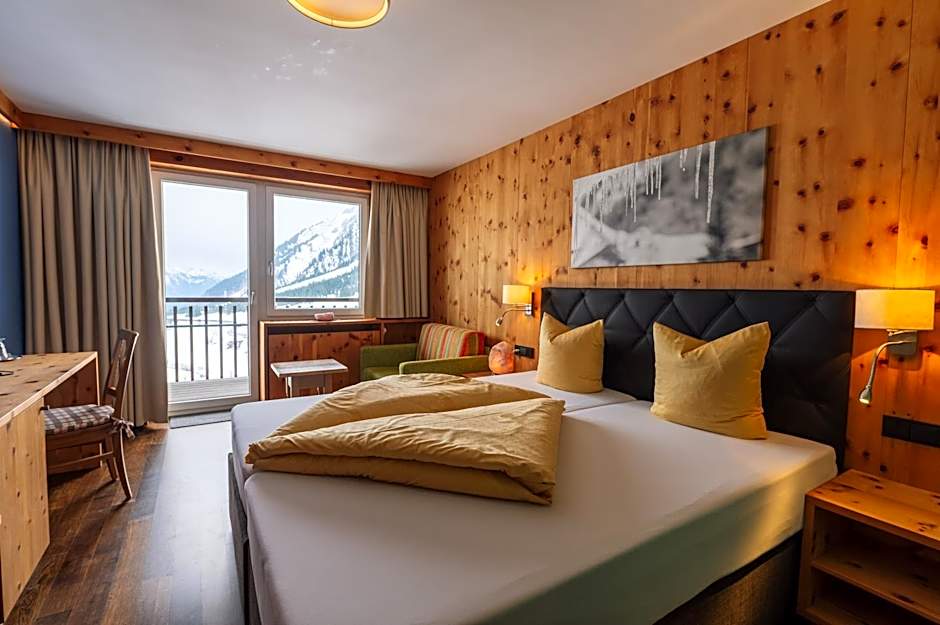 Wohlfühlhotel Hubertushof am Arlberg - Ski-In & Ski-Out - Sky Pool