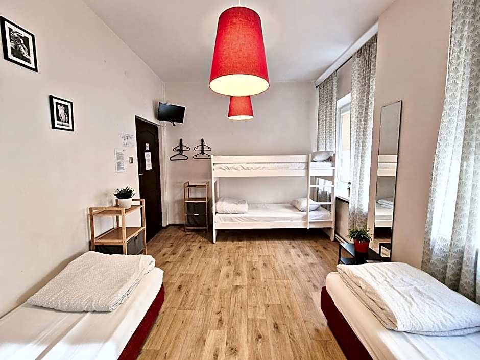 Hostel Helvetia - Private Rooms in City Center