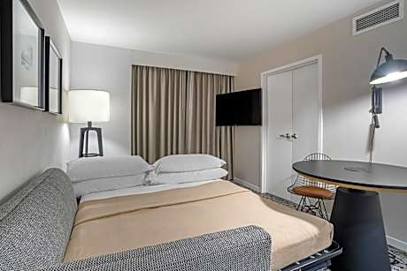 Club level, 1 Bedroom Suite, 1 King, Sofa bed