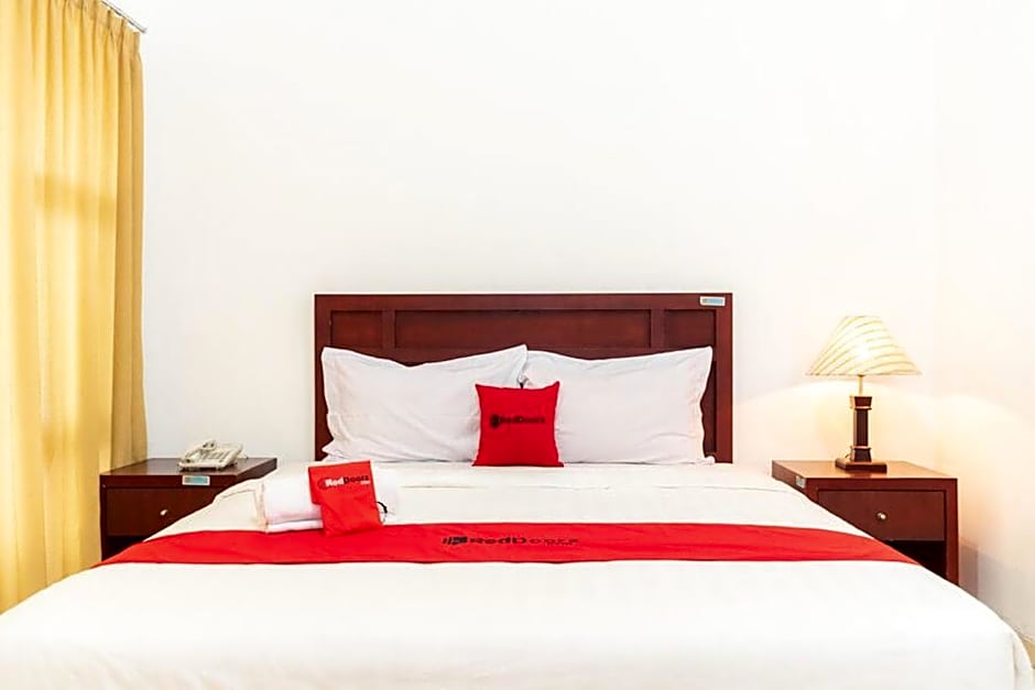 RedDoorz Plus Syariah near Java Supermall Semarang 2