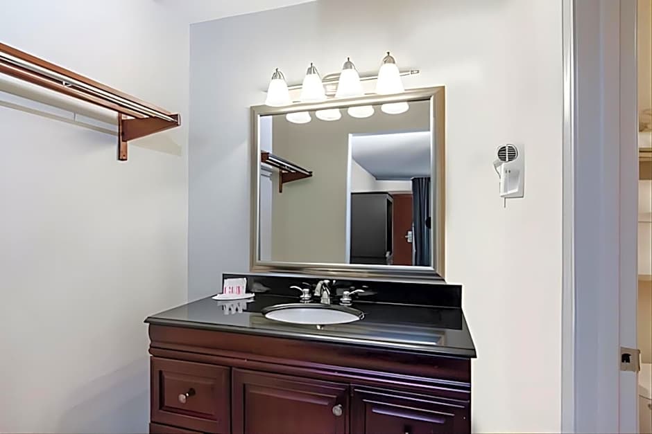 Iberia House & Suites