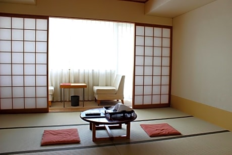 Japanese-Style Family Room with Garden View - Non-Smoking