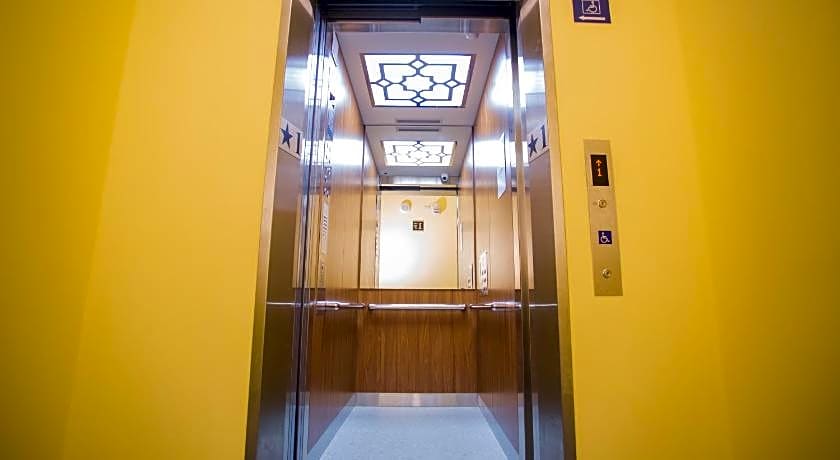 Douzi Hotel Taoyuan Airport Metro THSR A17