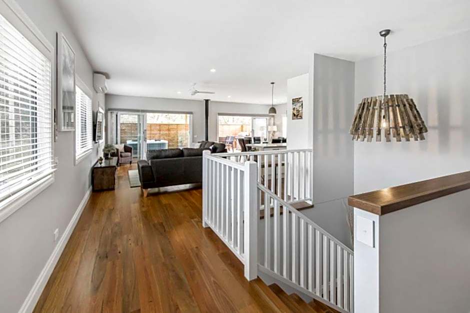 HALE KUPA Rye Beach House Spa Table Tennis