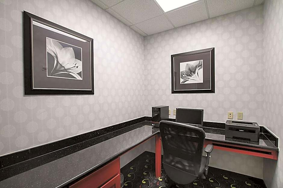 La Quinta Inn & Suites by Wyndham Dallas Hutchins