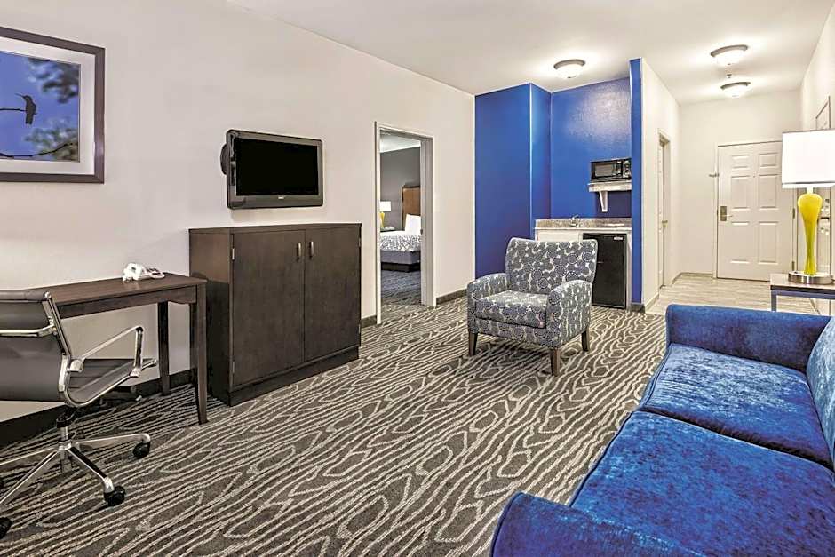 La Quinta Inn & Suites by Wyndham Mercedes Outlet Mall