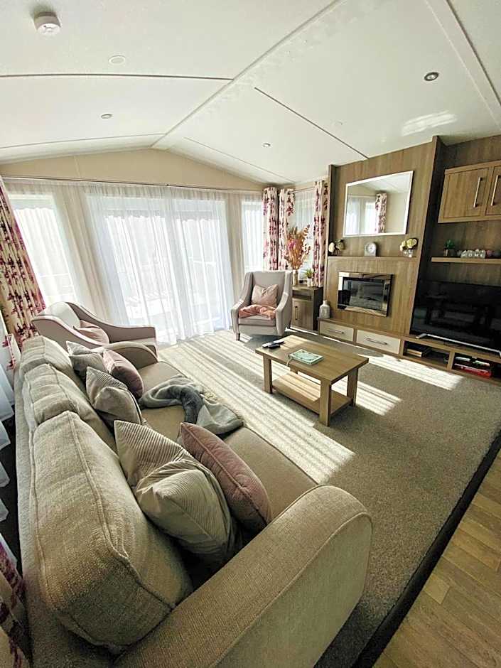 Lakeshore Lodge with Hot Tub