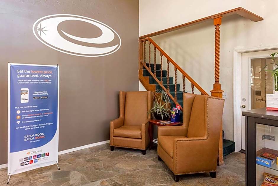 Econo Lodge Inn & Suites