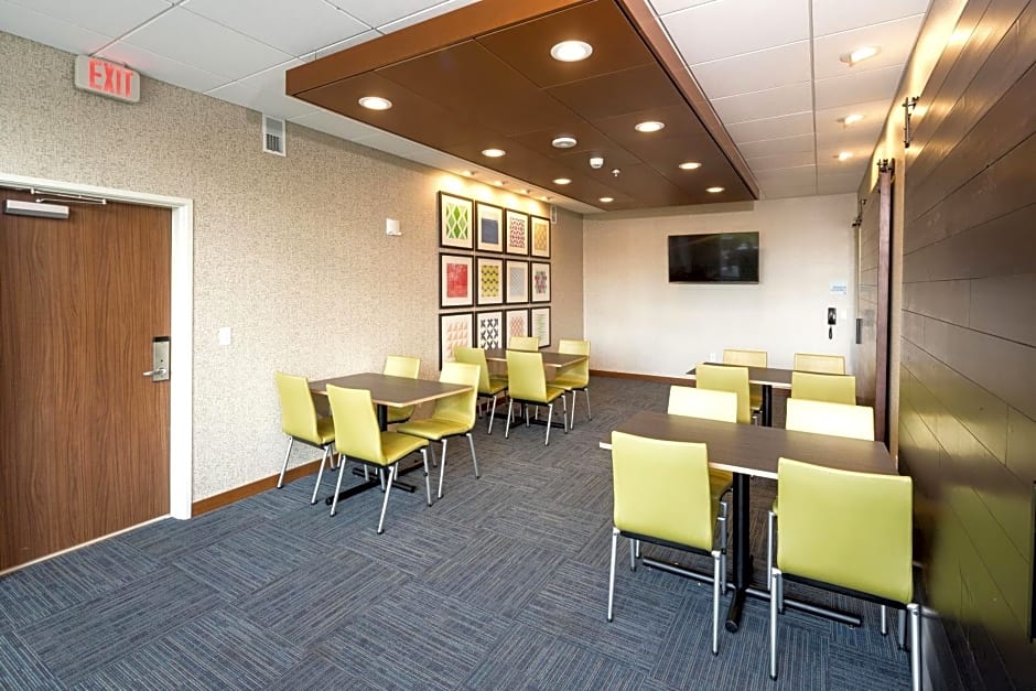 Holiday Inn Express and Suites Kalamazoo West