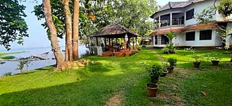 Lovedale Lakeside Homestay