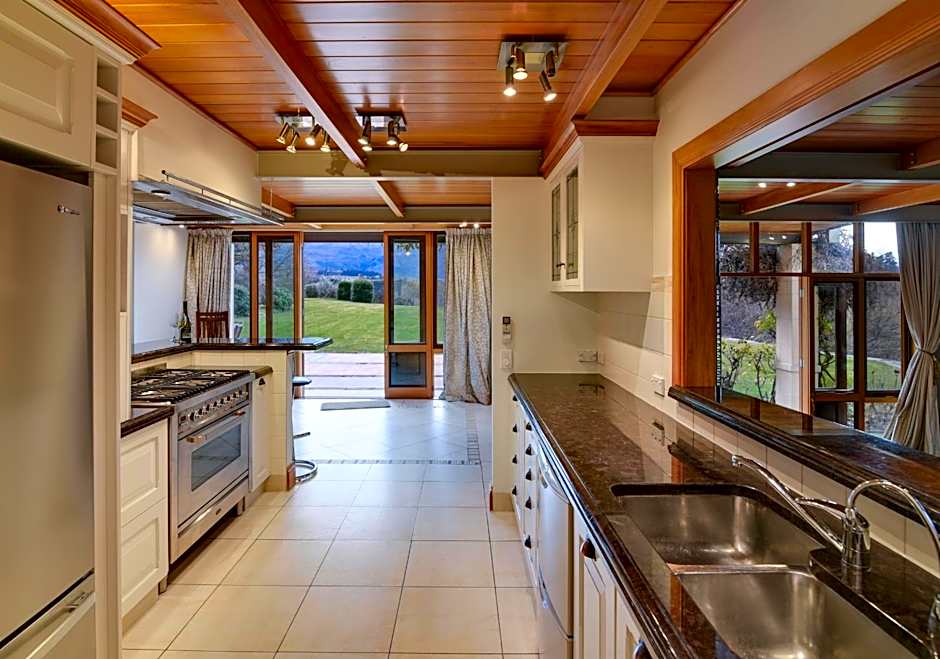 Manata Homestead & Lodge