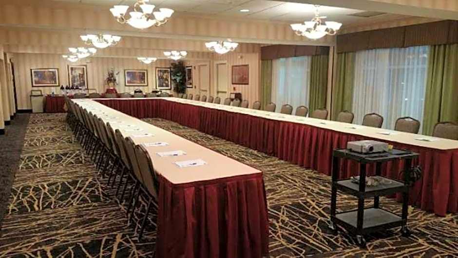 Holiday Inn Express Hotel & Suites Youngstown North-Warren/Niles By IHG