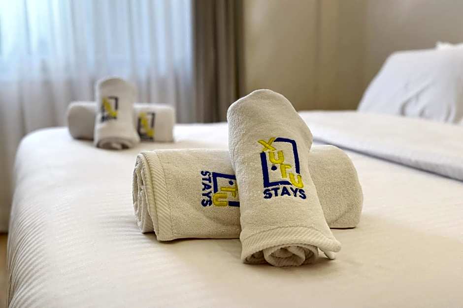 Calm & Classy 2BR - 5 min to Airport