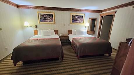 Studio with Two Queen Beds - Non-Smoking