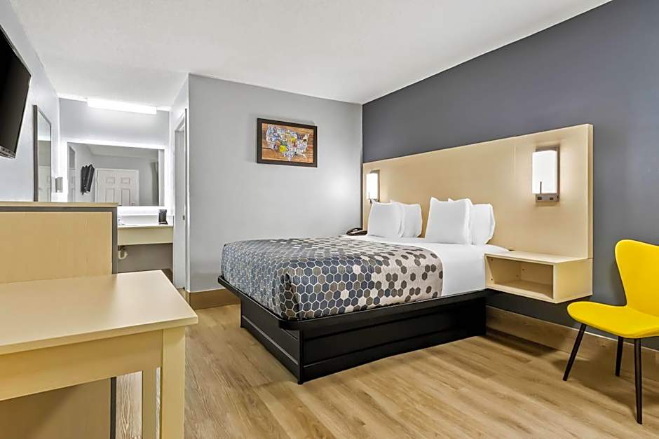 Photo 1 of 1 of 1 Queen Bed, Smoking