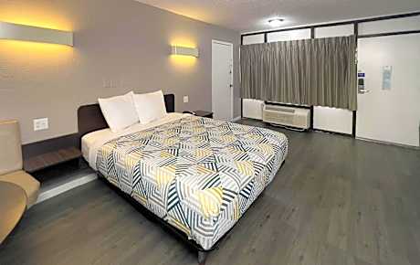 1 King Bed | Smoking