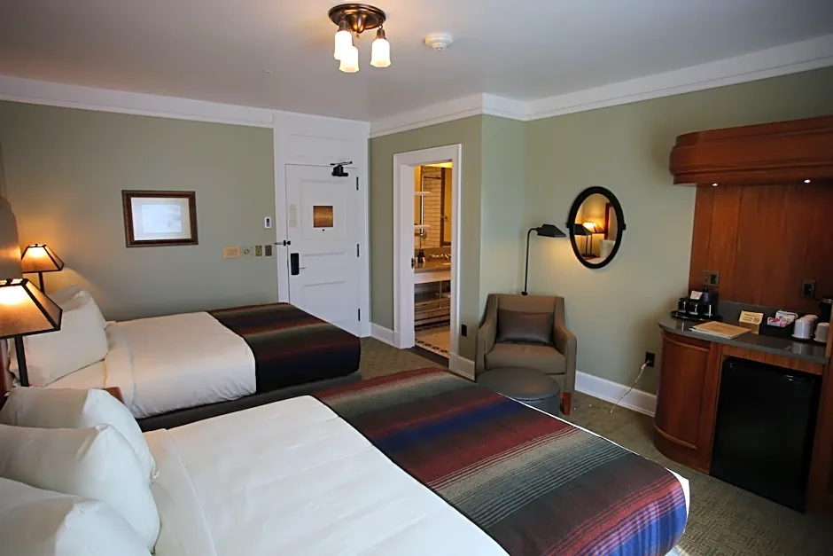 Mammoth Hot Springs Hotel & Cabins