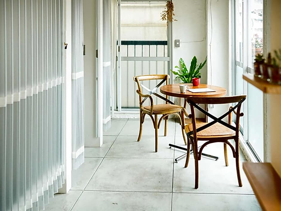 ROUTE - Cafe and Petit Hostel