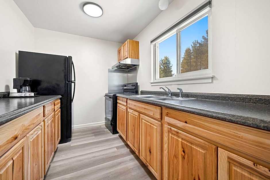 Econo Lodge Inn & Suites