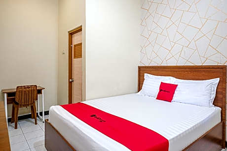 RedDoorz near GOR Satria 3
