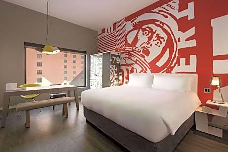 1 King Bed, Nonsmoking