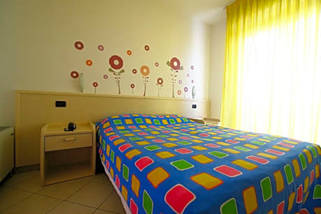 Superior One-Bedroom Apartment (6 Adults)
